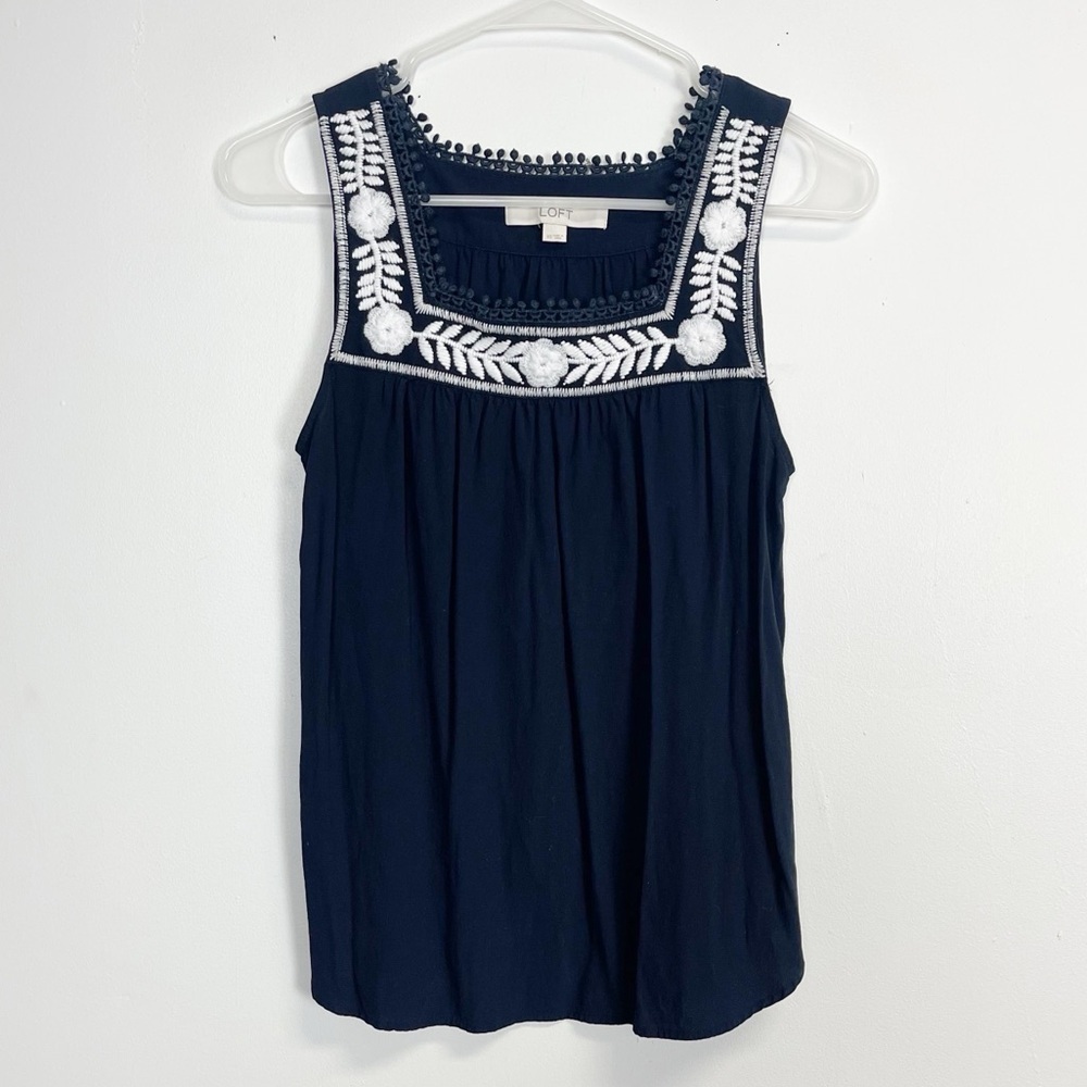 Loft Shirt Womens Size XS Navy Blue White Embroidered Floral Sleeveless Blouse